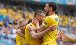 Andriy Yarmolenko và Roman Yaremchuk ăn mừng bàn thắng.