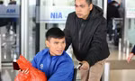 Tại sao ngôi sao tuyển Việt Nam phải ngồi xe lăn khi về nước?