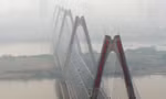 Giữa 12 giờ trưa, bầu trời Hà Nội vẫn chìm trong sương mù