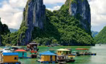 Vì khó khăn về nguồn kinh phí sửa chữa nên một vài hạng mục của làng chài Cửa Vạn đang chìm xuống biển Ảnh: Hoàng Dương