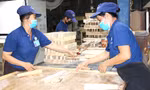Hoạt động sản xuất tại nhà máy của Công ty Gỗ Lâm Việt (Bình Dương)