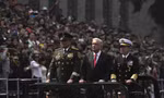 Tổng thống Mexico Andrés Manuel López Obrador (giữa) duyệt binh mừng ngày độc lập hôm 16/9. (Ảnh: AP)
