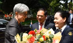 Bộ trưởng Ngoại giao Bùi Thanh Sơn đón Bộ trưởng Ngoại giao Úc Penny Wong. (Ảnh: Như Ý)