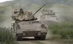 Lính Mỹ lái xe bộ binh Bradley. (Ảnh: Reuters)