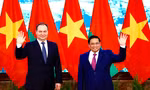 Thủ tướng Phạm Minh Chính và Thủ tướng Belarus Roman Golovchenko chụp ảnh chung trước cuộc hội đàm ngày 8/12. (Ảnh: Như Ý)