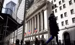 Bên ngoài sàn giao dịch chứng khoán New York, Mỹ, ngày 19/3. (Ảnh: Reuters)