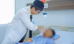 Thanh niên bị đâm dao vào mặt đứt nhiều động mạch, máu phun thành vòi