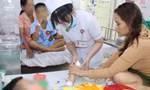 Bé trai đứt lìa 3 ngón tay vì tự dùng dao bổ mít