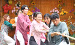 Đến bảo tàng, bạn trẻ thi kéo co, bơi thuyền 'hái' dưa hấu, trổ tài têm trầu