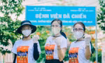 Lý Ngô cùng đồng nghiệp đến thăm, tặng quà động viên các y bác sỹ BV Dã chiến Củ Chi