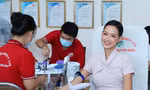 Hoa hậu Bảo Ngọc cùng cán bộ, giảng viên, sinh viên hào hứng hiến máu Chủ nhật Đỏ 