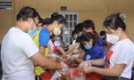Nữ sinh hoa khôi Hutech cùng tình nguyện viên chuẩn bị bữa sáng cho bác sĩ, nhân viên y tế