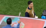 CĐV tạt nước vào người Ronaldo.