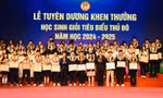 Được tuyên dương cấp thành phố, 851 học sinh cúi đầu cảm ơn cha mẹ 