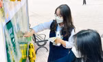 Học sinh lớp 12 trường THPT tại Hà Nội tới trường học tập. Ảnh: Trọng Tài