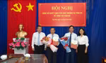 Phó Bí thư Thường trực Tỉnh ủy Phạm Hùng Thái (trái sang) trao quyết định và Tổng Biên tập Báo Tây Ninh bà Trần Thị Mỹ Linh (bìa phải sang) tặng hoa cho 2 Phó Tổng Biên tập Báo Tây Ninh vừa được bổ nhiệm.