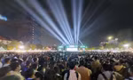 Cảnh tượng chưa từng có ở Campuchia, khi hàng vạn người hâm mộ ăn mừng ở công viên