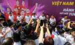 Dàn sao của Hà Nội FC bị hàng trăm fan nhí bao vây quên cả lối về