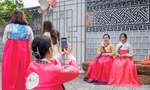 Lễ hội Con đường văn hóa Hàn Quốc 2024 tại con đường đá Đại sứ quán Hàn Quốc tại Việt Nam