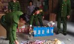 Cơ quan chức năng kiểm tra lô hàng.