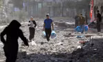Người dân Palestine phải rời khỏi nhà sau cuộc ném bom của Israel ngày 30/10. (Ảnh: AP)