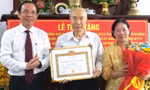 Nguyên Chủ tịch Uỷ ban Trung ương MTTQ Việt Nam Huỳnh Đảm nhận Huy hiệu 55 năm tuổi Đảng