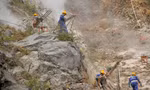 Công nhân 'bám núi' thi công khắc phục sạt lở núi ở cửa ngõ TP. Quy Nhơn