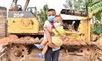 Tặng giấy khen cho học sinh lớp 4 cứu người đuối nước