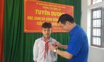 Trao huy hiệu Tuổi trẻ dũng cảm cho nam sinh cứu 2 em nhỏ thoát khỏi đuối nước