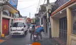 Xử phạt tài xế đậu xe chắn hết lối đi, cầm hung khí đánh người đi đường