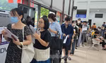 Hà Nội: Công dân xếp hàng chờ làm thủ tục, phường trang bị thẻ rung báo đến lượt