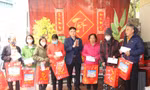 Đại diện quận Hai Bà Trưng trao tặng quà Tết cho bệnh nhân sống tại "Xóm chạy thận".