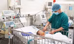 Bé 20 tháng tuổi đang được điều trị hoại tử vùng kín