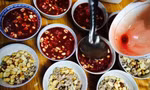 Điếc hoàn toàn sau bữa ăn lòng lợn, tiết canh
