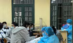 Học sinh được theo dõi sau tiêm vắc xin tại trường THPT Đống Đa (Hà Nội) sáng 23/11 Ảnh: Thái Hà