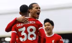 Các cầu thủ Liverpool ăn mừng sau khi giành chiến thắng trước Fulham.