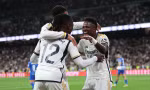 Vinicius ăn mừng cùng Camavinga và Bellingham.