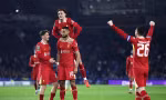 Các cầu thủ Liverpool ăn mừng bàn thắng.