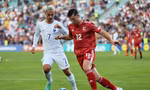 Griezmann trong một pha tranh chấp với cầu thủ Gibraltar