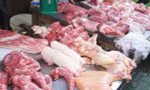 Giá lợn hơi giảm mạnh nhưng thịt ngoài chợ vẫn cao