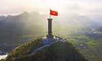 Cột cờ Lũng Cú nằm trên đỉnh núi nào?