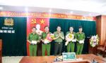 Đại tá Lê Quốc Hùng, Giám đốc Công an tỉnh (giữa) khen thưởng công an các đơn vị, địa phương tích cực phá nhanh vụ án giết người