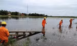 Cán bộ, công nhân Công ty Điện lực TT-Huế xử lý sự cố cột điện gãy, đổ do bão số 5. Ảnh: Nguyễn Tuấn.