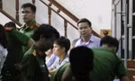 Công an khám xét trụ sở Doanh nghiệp Tuyết Liêm (người áo trắng trong ảnh là ông Liêm - chồng bà Tuyết, đồng sở hữu doanh nghiệp này)