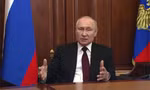 Thủ tướng Nga Vladimir Putin chụp ảnh với các thành viên câu lạc bộ thanh niên yêu nước quân đội năm 2015. Ảnh: Reuters. 