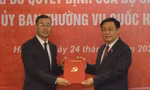 Chủ tịch Quốc hội Vương Đình Huệ đến dự hội nghị và trao quyết định cho ông Ngô Văn Tuấn. Ảnh Như Ý