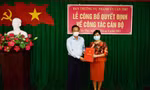 Trưởng Ban Tổ chức Thành ủy Cần Thơ Lê Tấn Thủ trao quyết định cho bà Thắm