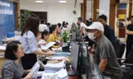 Người dân đến đăng ký kinh doanh dạy thêm tại Trung tâm Giao dịch Một cửa thành phố Vinh