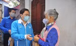Anh Nguyễn Anh Tuấn - Bí thư Thứ nhất T.Ư Đoàn, Chủ tịch T.Ư Hội LHTN Việt Nam trao tặng quà trong chương trình “Triệu bữa cơm” tới người dân bị ảnh hưởng bởi dịch COVID-19. (Trong ảnh, là hoạt động trao tặng quà tại xóm chạy thận Bạch Mai năm 2020) Ảnh: Xuân Tùng
