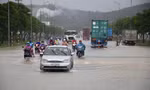 Nhiều công nhân làm việc ở Khu công nghiệp Vsip Quảng Ngãi phải quay về khi các tuyến đường ở khu công nghiệp này ngập sâu.
